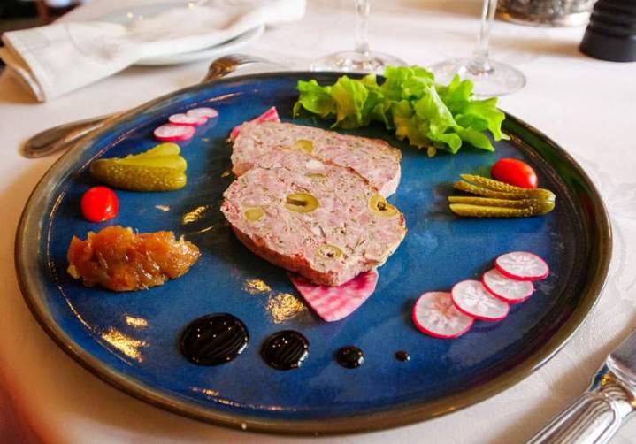 Nous proposons des plats traditionnels qui font la réputation de la gastronomie française. 